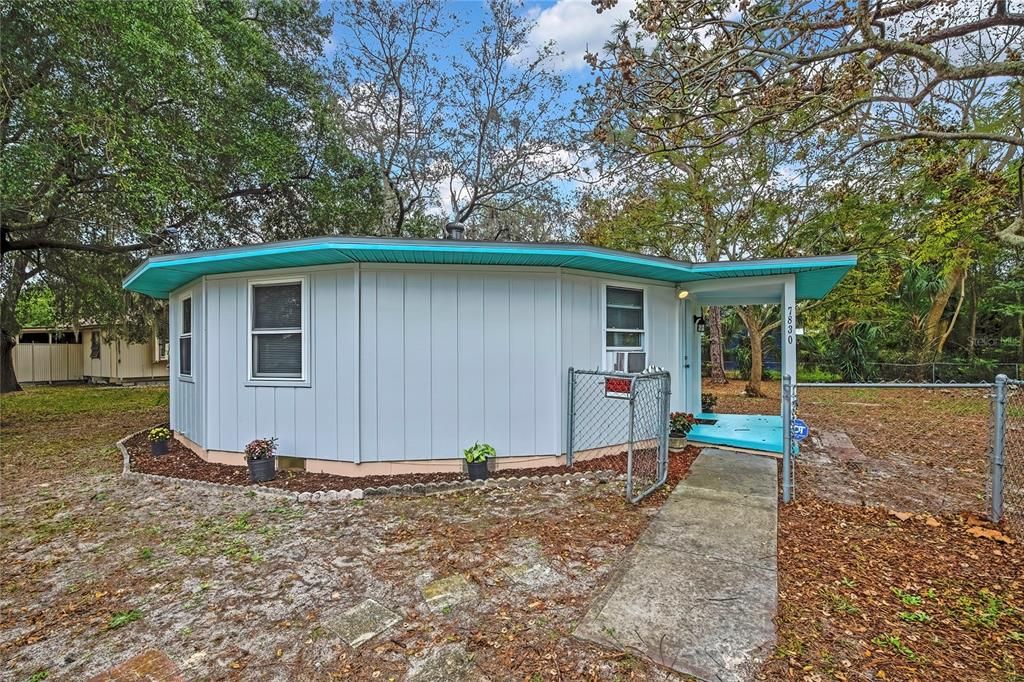 For Sale: $174,900 (2 beds, 1 baths, 930 Square Feet)