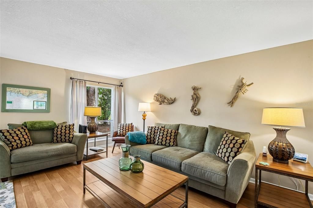For Sale: $200,000 (2 beds, 2 baths, 980 Square Feet)