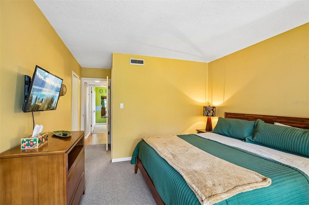 For Sale: $200,000 (2 beds, 2 baths, 980 Square Feet)