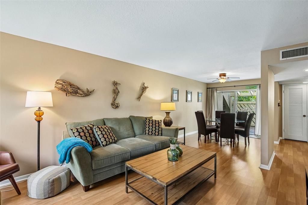 For Sale: $200,000 (2 beds, 2 baths, 980 Square Feet)