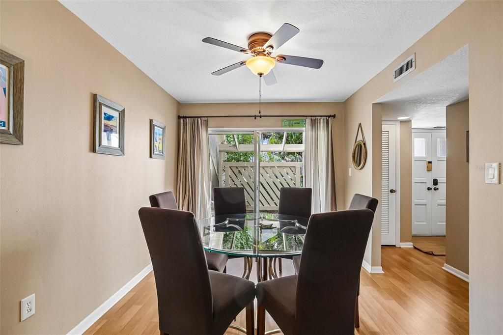 For Sale: $200,000 (2 beds, 2 baths, 980 Square Feet)