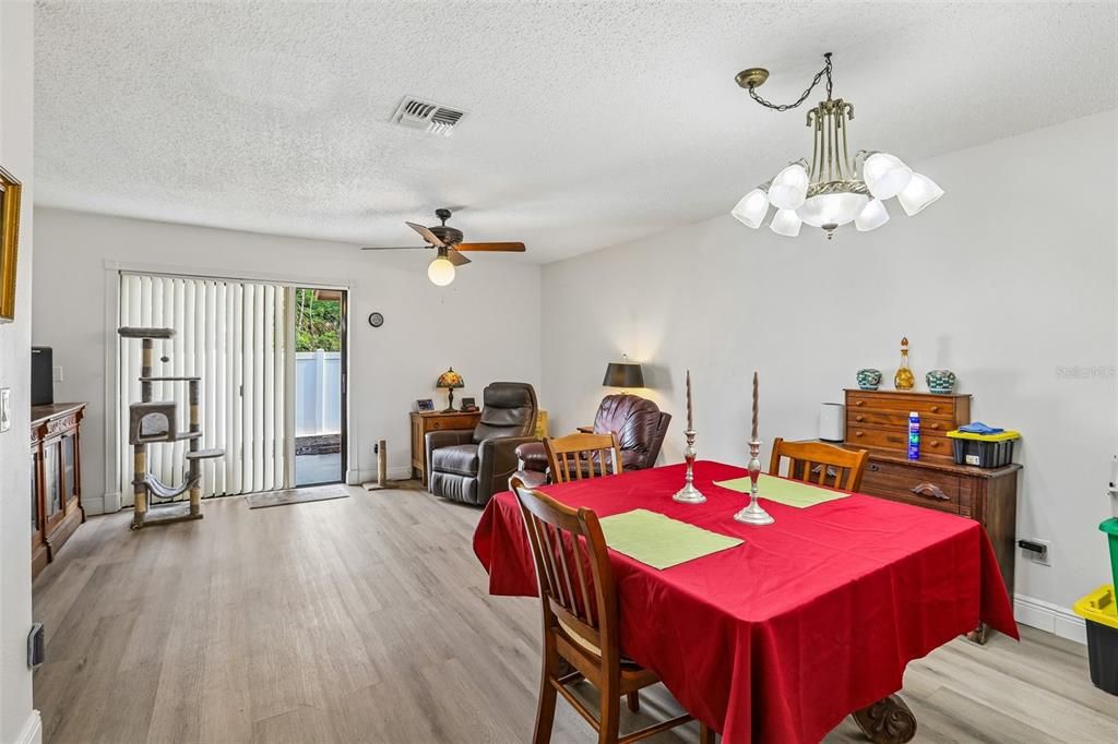 For Sale: $189,999 (2 beds, 2 baths, 1037 Square Feet)
