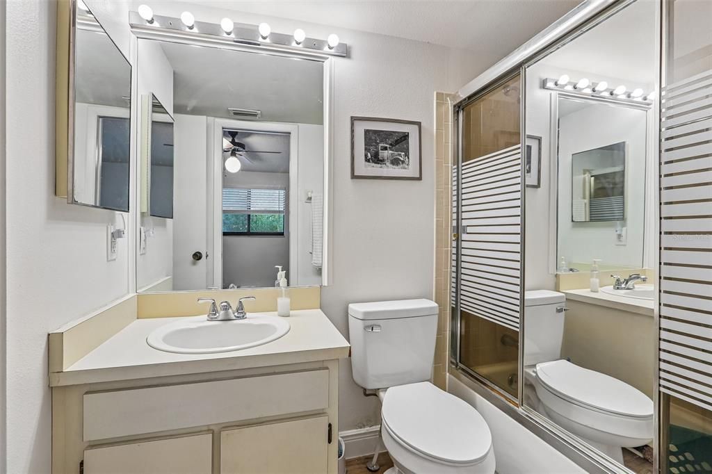 For Sale: $189,999 (2 beds, 2 baths, 1037 Square Feet)