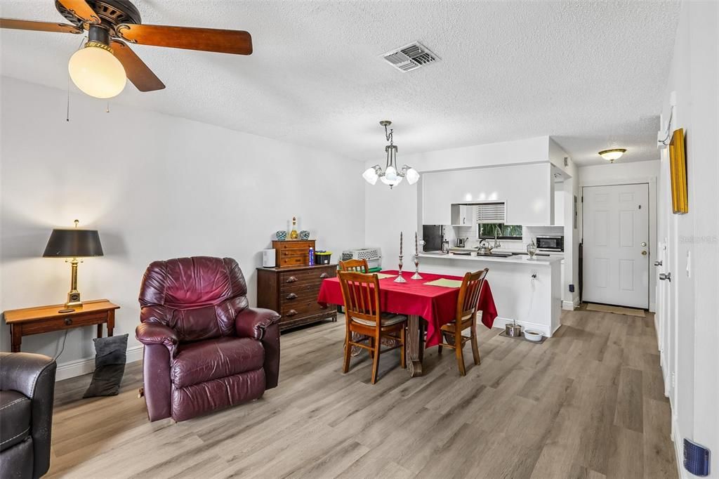 For Sale: $189,999 (2 beds, 2 baths, 1037 Square Feet)