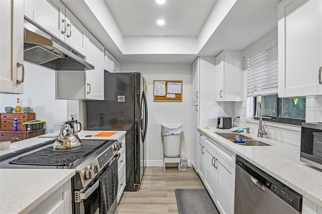 For Sale: $189,999 (2 beds, 2 baths, 1037 Square Feet)