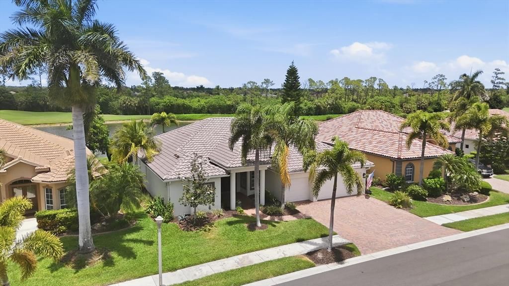En Venta: $715,000 (3 camas, 3 baños, 2638 Pies cuadrados)