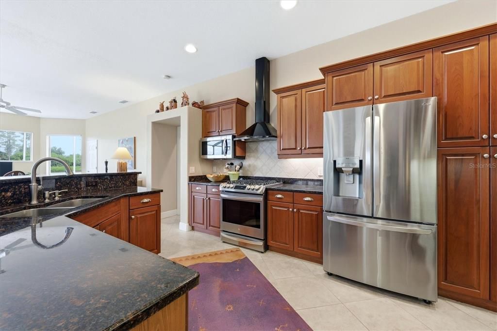 En Venta: $715,000 (3 camas, 3 baños, 2638 Pies cuadrados)