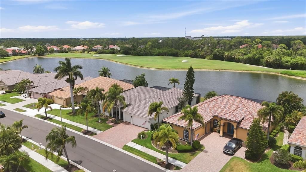 En Venta: $715,000 (3 camas, 3 baños, 2638 Pies cuadrados)
