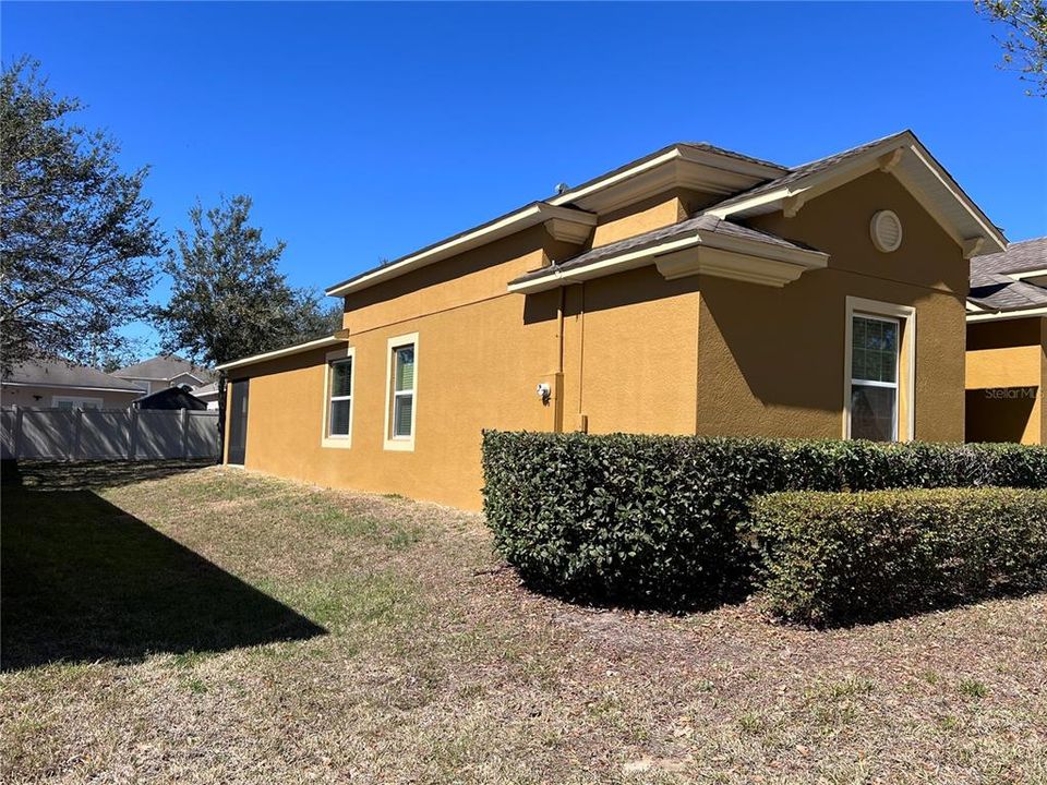 For Sale: $305,900 (4 beds, 2 baths, 1983 Square Feet)