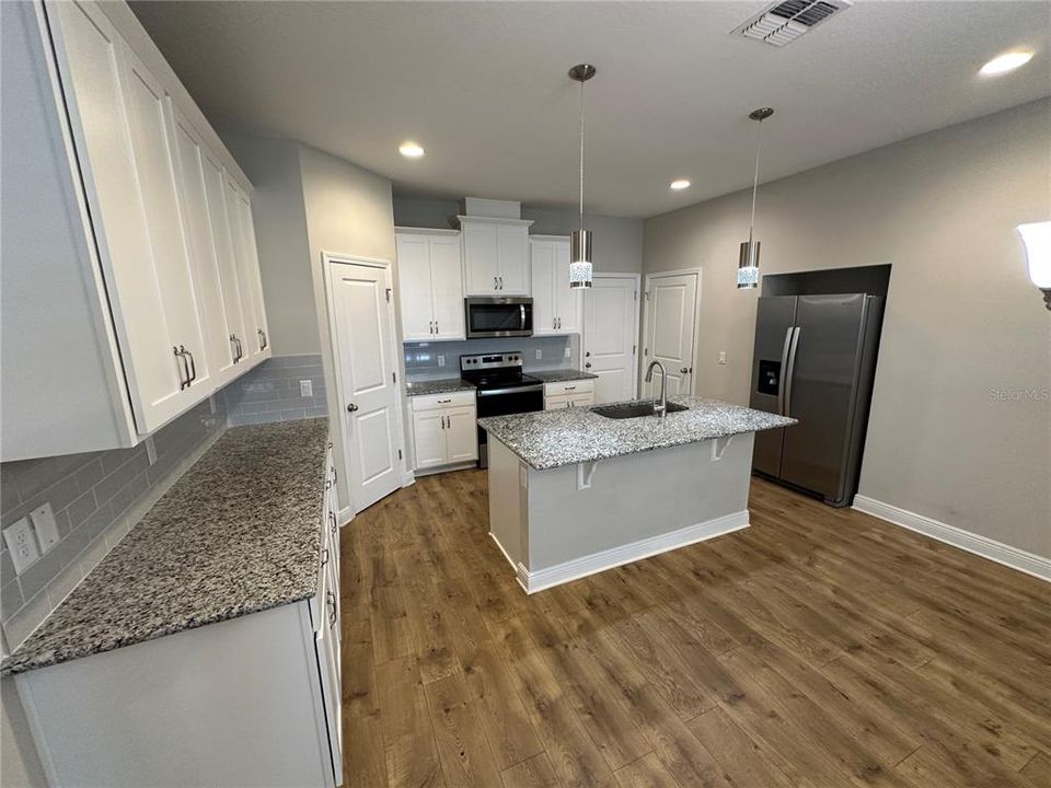 For Rent: $2,300 (3 beds, 2 baths, 1784 Square Feet)