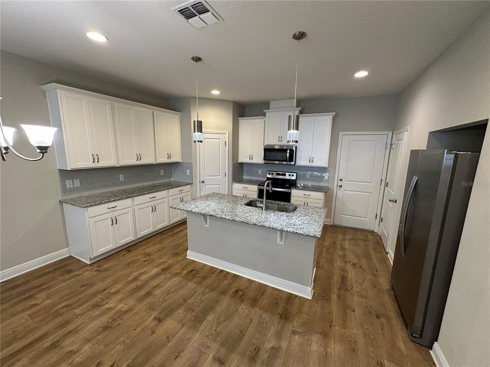For Rent: $2,300 (3 beds, 2 baths, 1784 Square Feet)