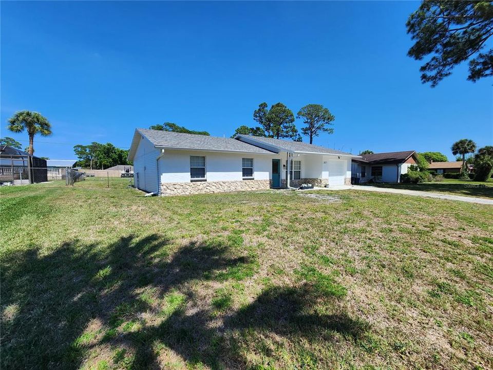 For Rent: $1,900 (3 beds, 2 baths, 1212 Square Feet)