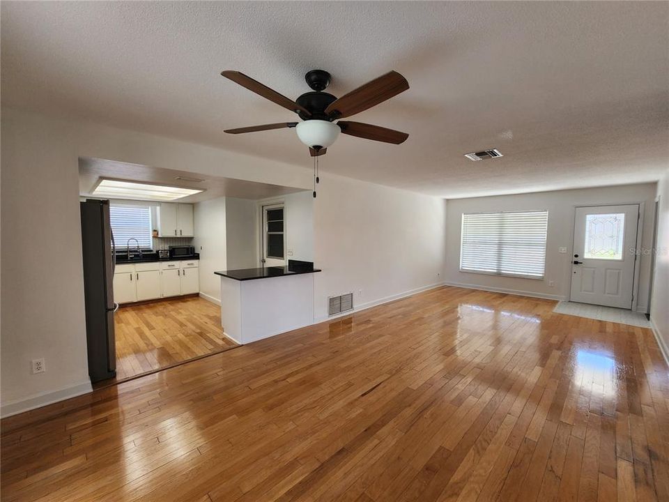 For Rent: $1,900 (3 beds, 2 baths, 1212 Square Feet)