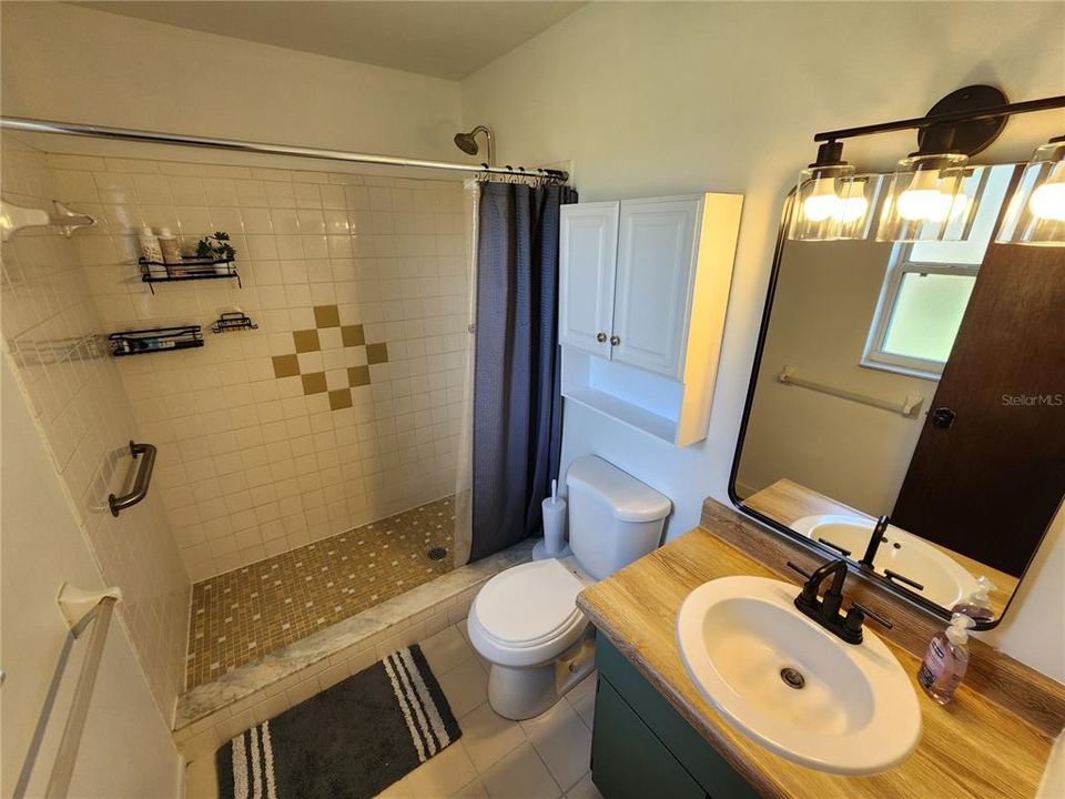 For Rent: $1,900 (3 beds, 2 baths, 1212 Square Feet)