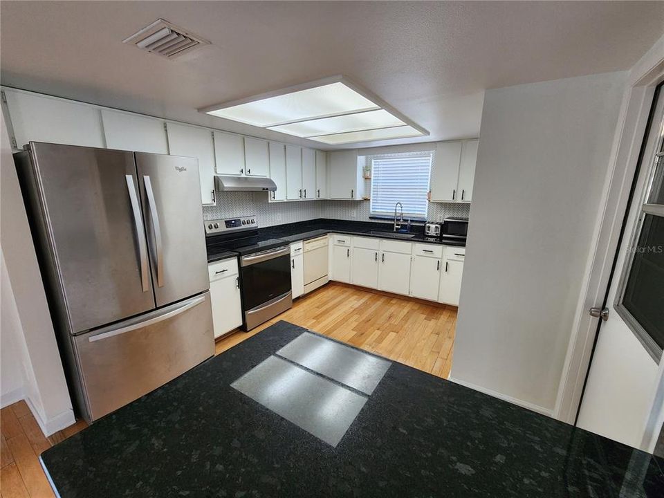 For Rent: $1,900 (3 beds, 2 baths, 1212 Square Feet)