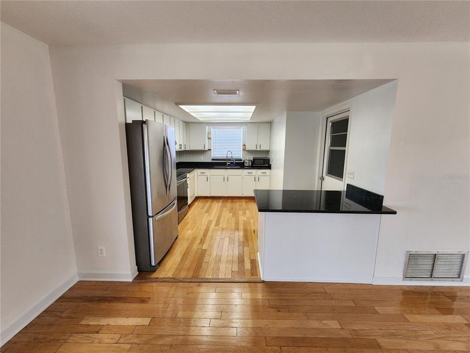 For Rent: $1,900 (3 beds, 2 baths, 1212 Square Feet)