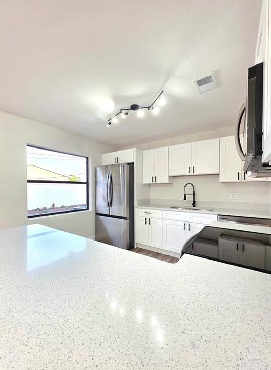 Activo con contrato: $258,000 (3 camas, 2 baños, 1100 Pies cuadrados)