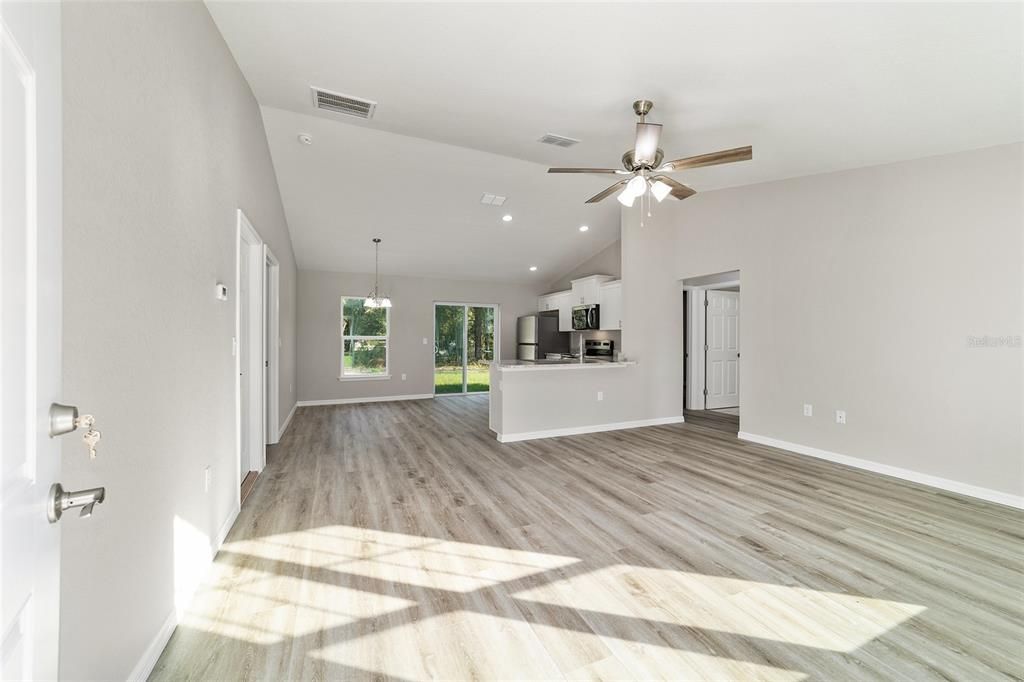 Activo con contrato: $235,000 (3 camas, 2 baños, 1083 Pies cuadrados)