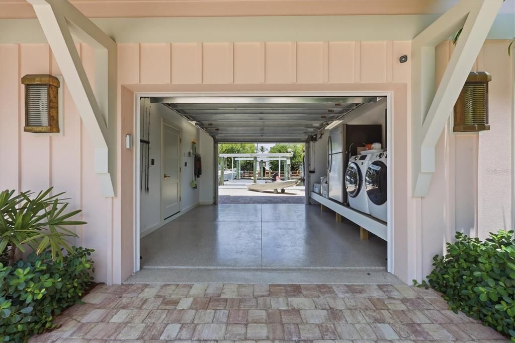 For Sale: $3,700,000 (2 beds, 1 baths, 1050 Square Feet)
