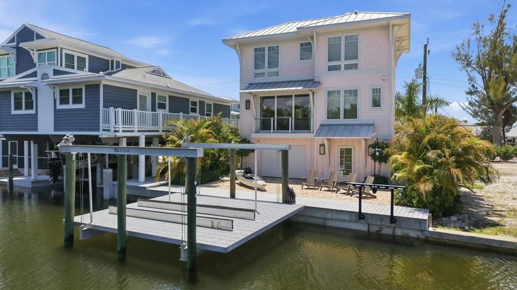 For Sale: $3,700,000 (2 beds, 1 baths, 1050 Square Feet)
