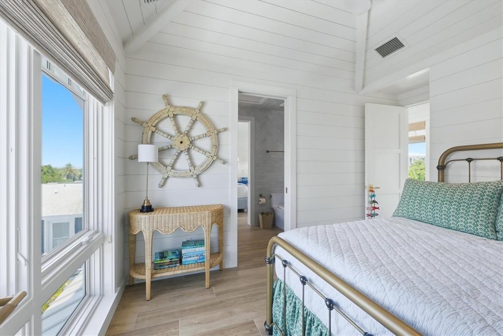 For Sale: $3,700,000 (2 beds, 1 baths, 1050 Square Feet)