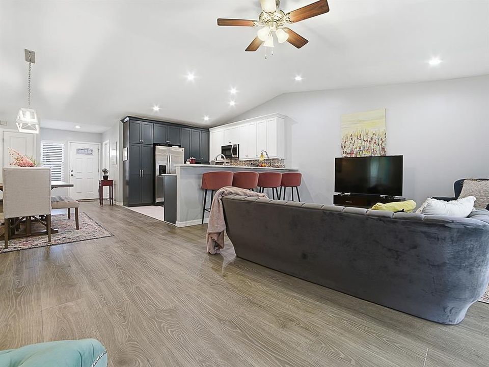 Active With Contract: $290,000 (2 beds, 2 baths, 1241 Square Feet)