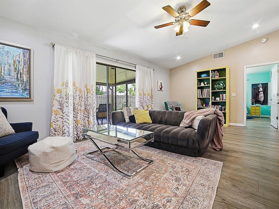 Active With Contract: $290,000 (2 beds, 2 baths, 1241 Square Feet)