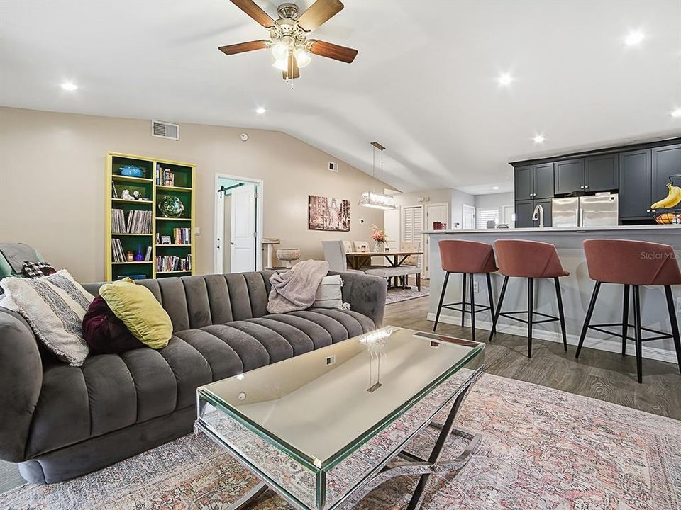 Active With Contract: $290,000 (2 beds, 2 baths, 1241 Square Feet)