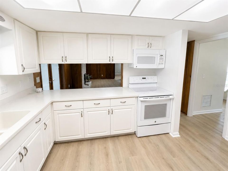 На продажу: $599,000 (4 спален, 2 ванн, 2082 Квадратных фут)
