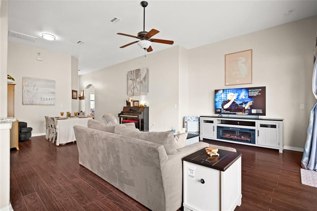 Active With Contract: $325,000 (3 beds, 2 baths, 1781 Square Feet)