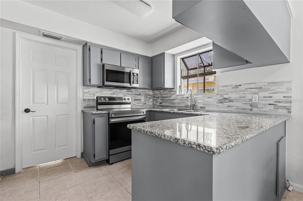 На продажу: $289,900 (2 спален, 2 ванн, 1460 Квадратных фут)