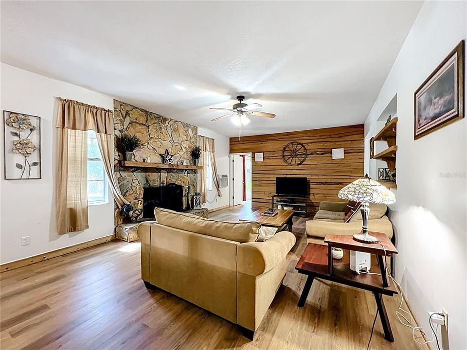 For Sale: $318,900 (4 beds, 2 baths, 1612 Square Feet)