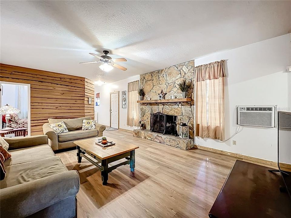 For Sale: $318,900 (4 beds, 2 baths, 1612 Square Feet)