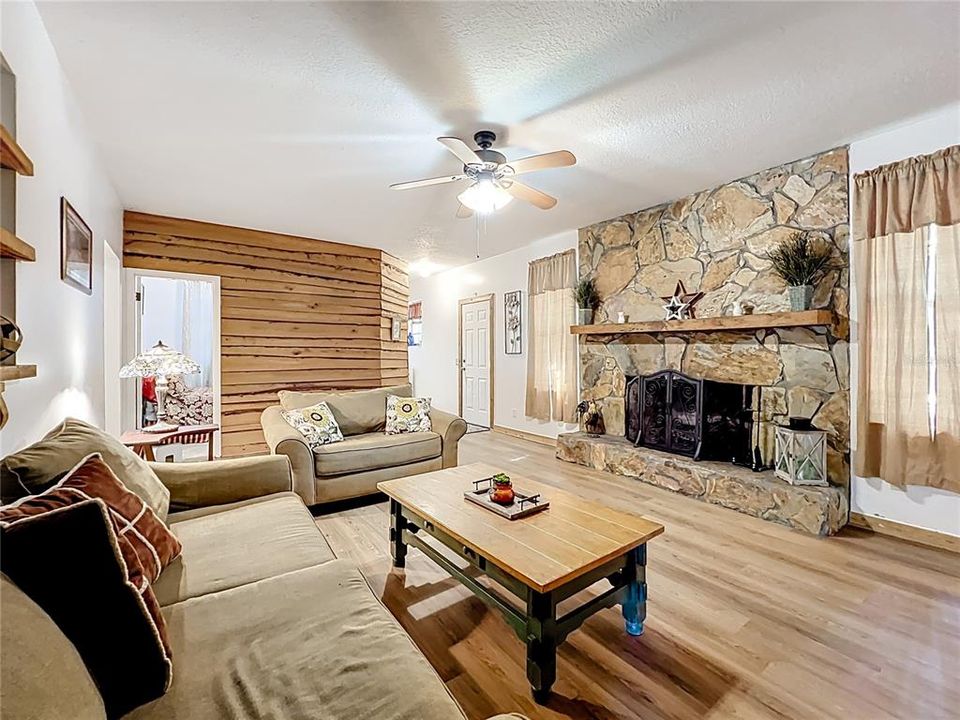 For Sale: $318,900 (4 beds, 2 baths, 1612 Square Feet)