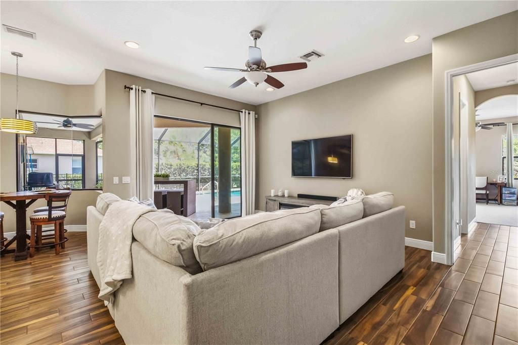 Activo con contrato: $849,000 (4 camas, 3 baños, 3182 Pies cuadrados)