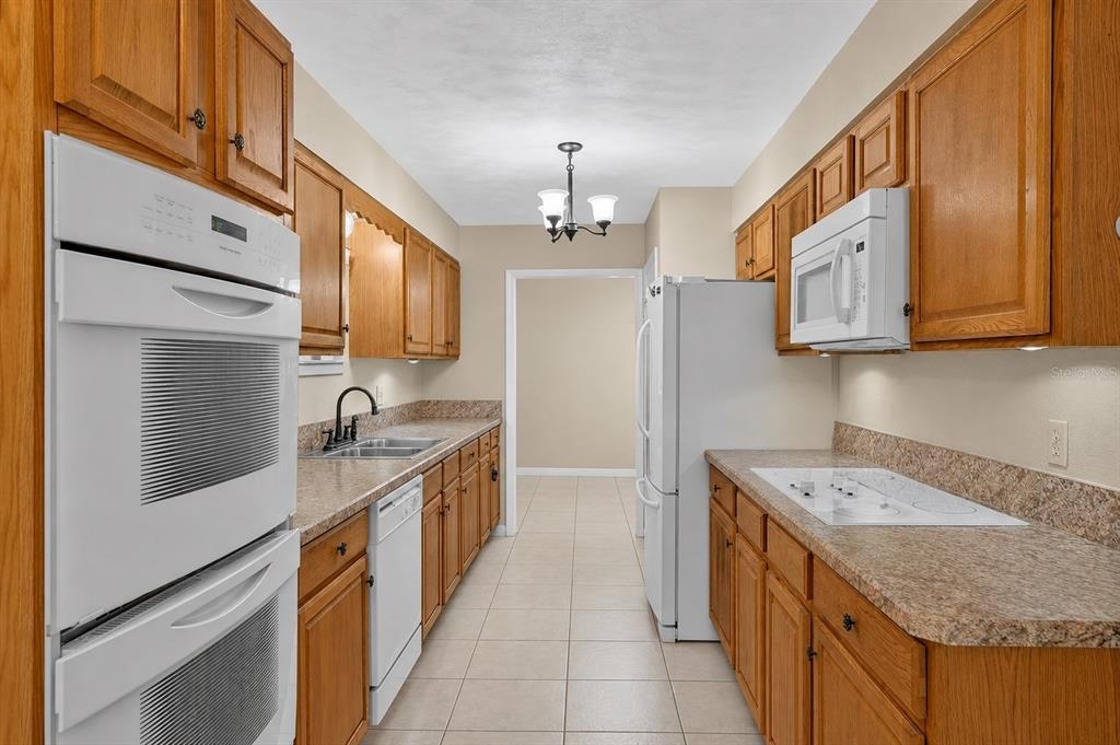 En Venta: $450,000 (4 camas, 3 baños, 2713 Pies cuadrados)