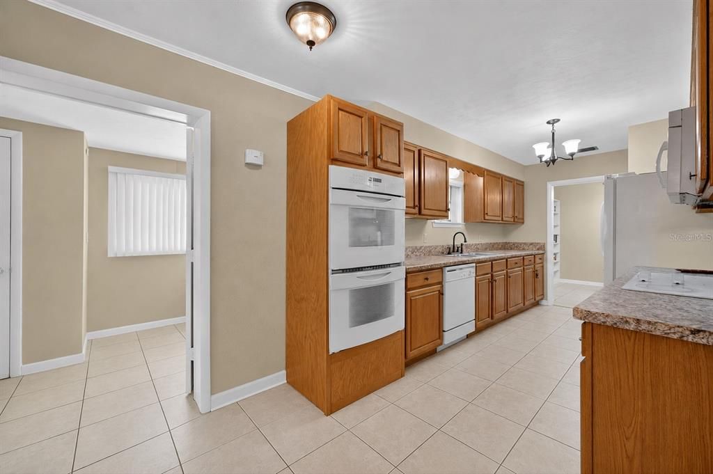 En Venta: $450,000 (4 camas, 3 baños, 2713 Pies cuadrados)