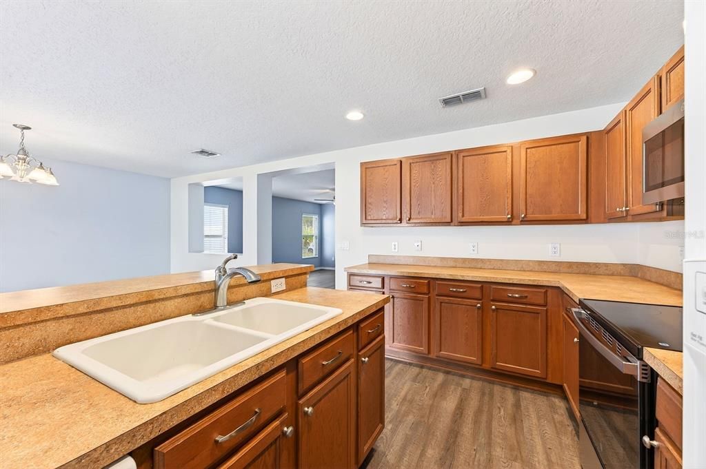 For Sale: $465,000 (3 beds, 2 baths, 1624 Square Feet)