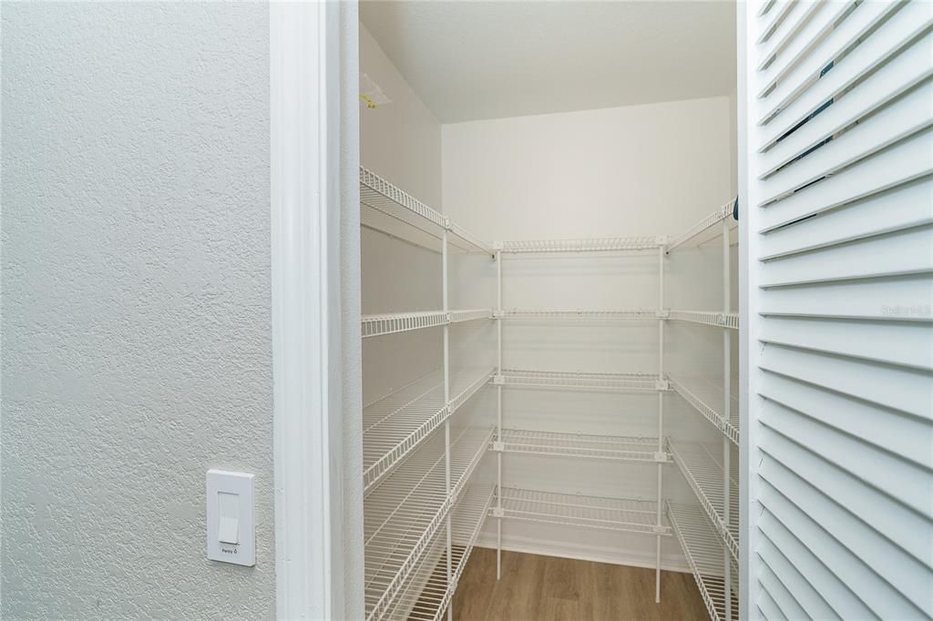 Под контрактом: $449,900 (3 спален, 2 ванн, 2108 Квадратных фут)