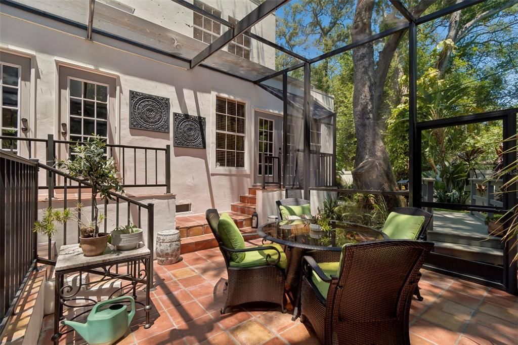Activo con contrato: $1,295,000 (4 camas, 3 baños, 2713 Pies cuadrados)