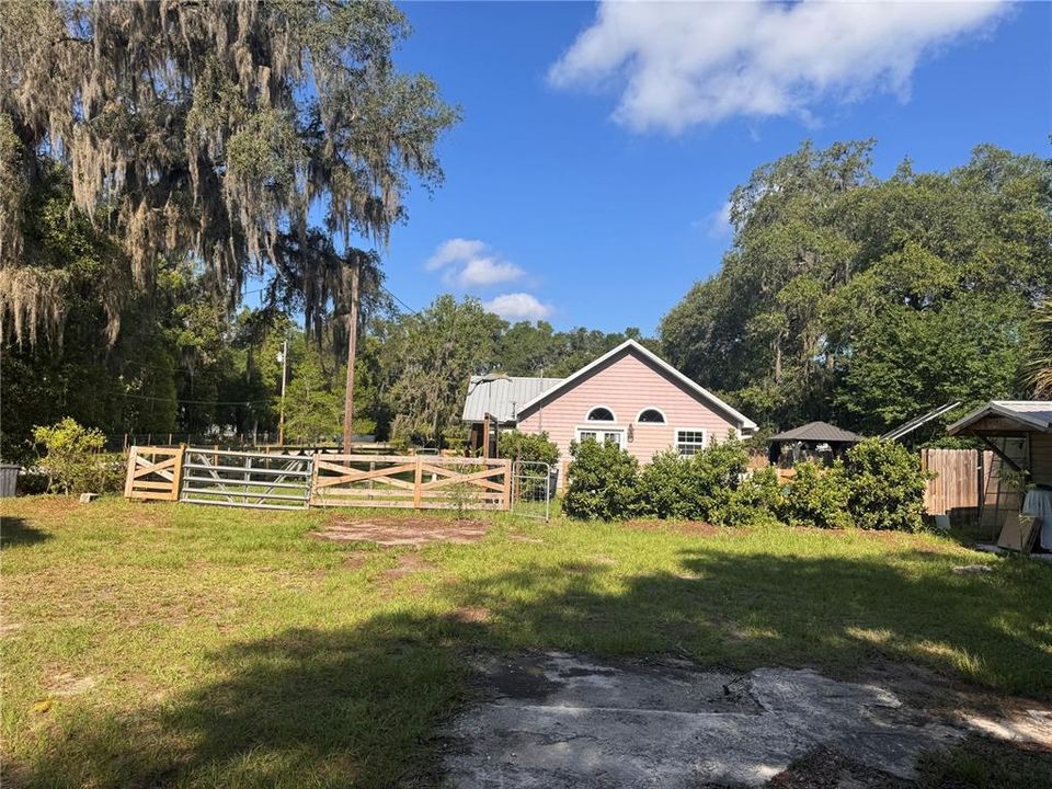 For Sale: $295,000 (2 beds, 1 baths, 800 Square Feet)