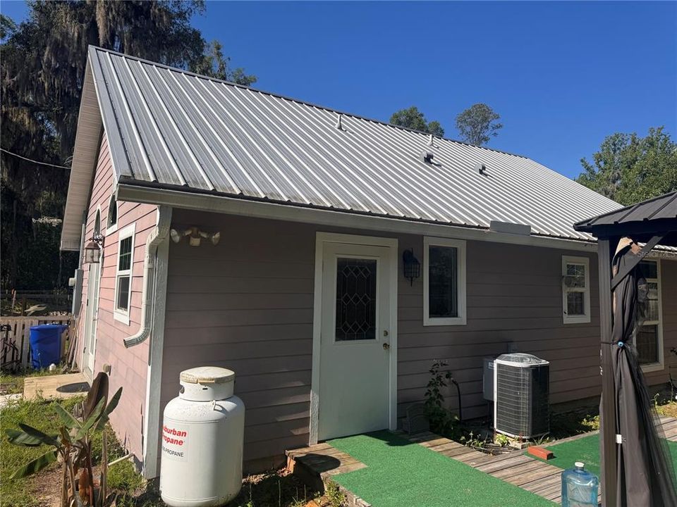 For Sale: $295,000 (2 beds, 1 baths, 800 Square Feet)