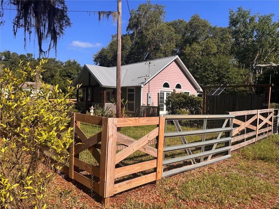 For Sale: $295,000 (2 beds, 1 baths, 800 Square Feet)