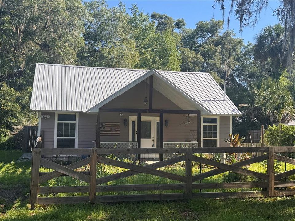 For Sale: $295,000 (2 beds, 1 baths, 800 Square Feet)