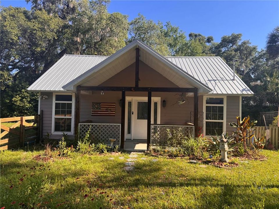 For Sale: $295,000 (2 beds, 1 baths, 800 Square Feet)