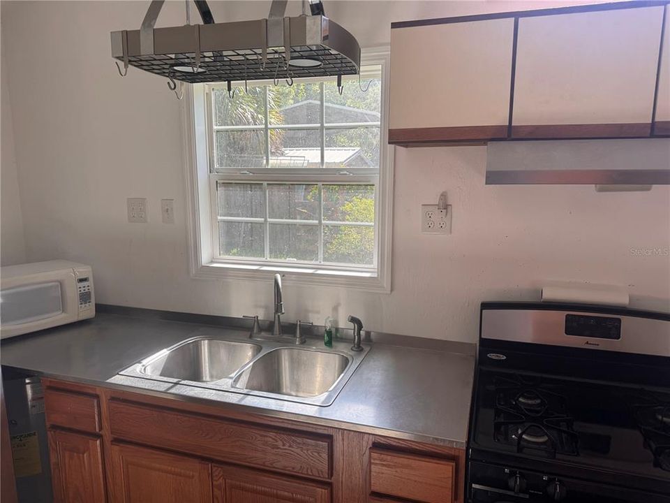 For Sale: $295,000 (2 beds, 1 baths, 800 Square Feet)