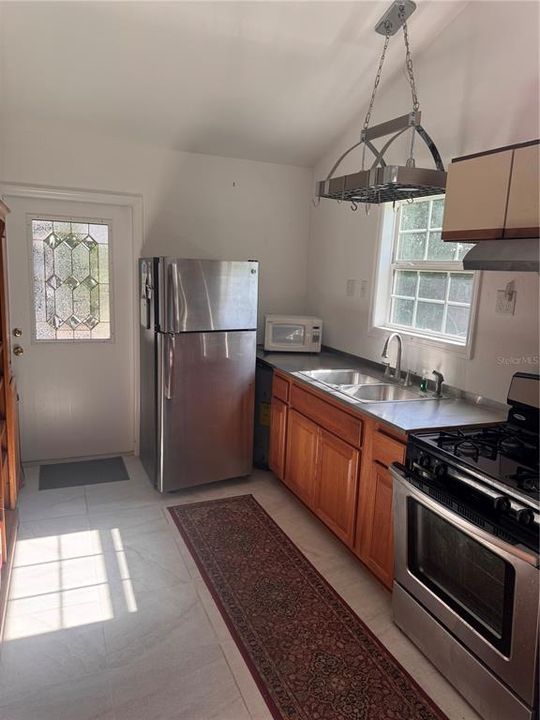For Sale: $295,000 (2 beds, 1 baths, 800 Square Feet)