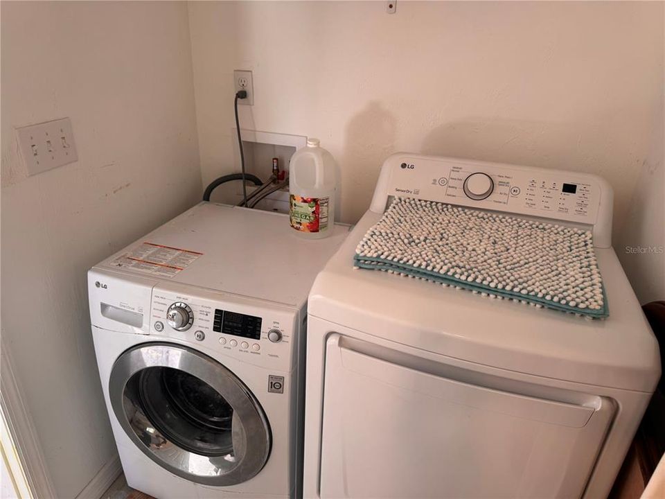 For Sale: $295,000 (2 beds, 1 baths, 800 Square Feet)
