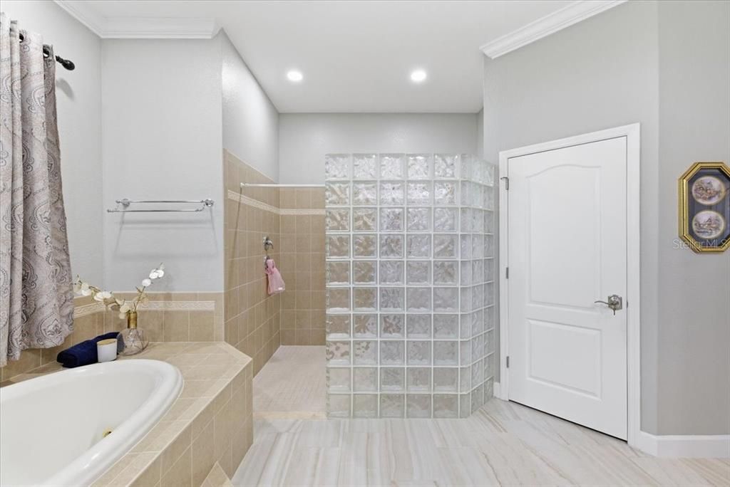 En Venta: $950,000 (4 camas, 3 baños, 3484 Pies cuadrados)