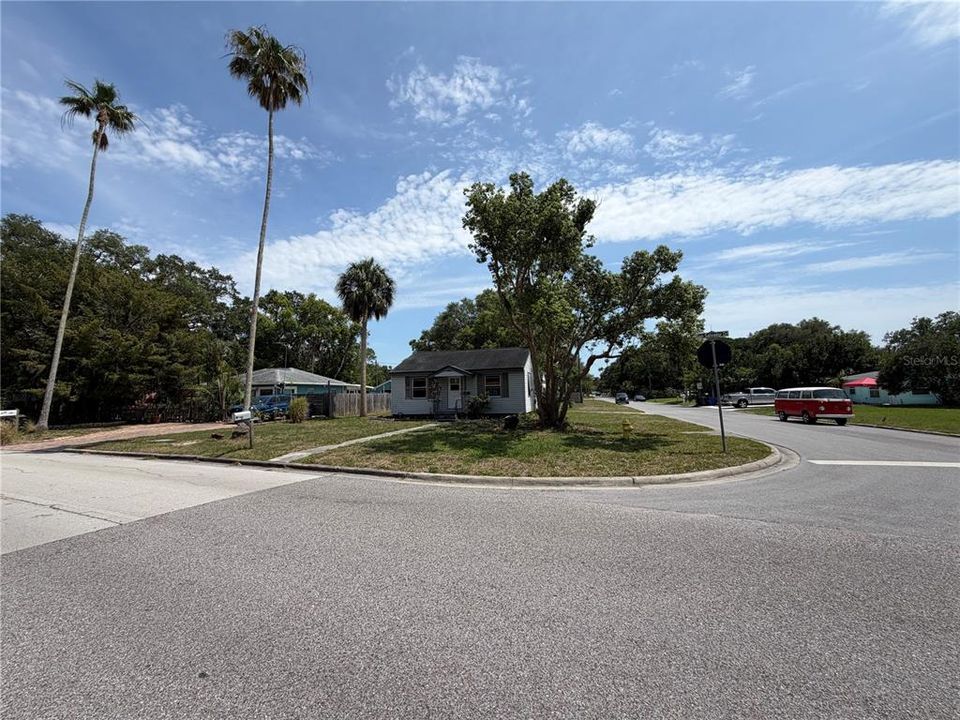 Activo con contrato: $325,000 (0.20 acres)